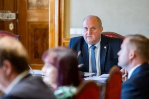 Kraje by mohly získat 4 miliardy korun ročně navíc na opravy silnic a mostů – hlavní foto